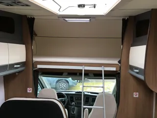 Wohnmobil mit Alkoven - Bett oben