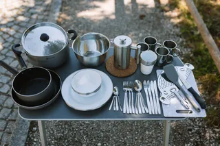 Campingbesteck liegt auf Campingtisch